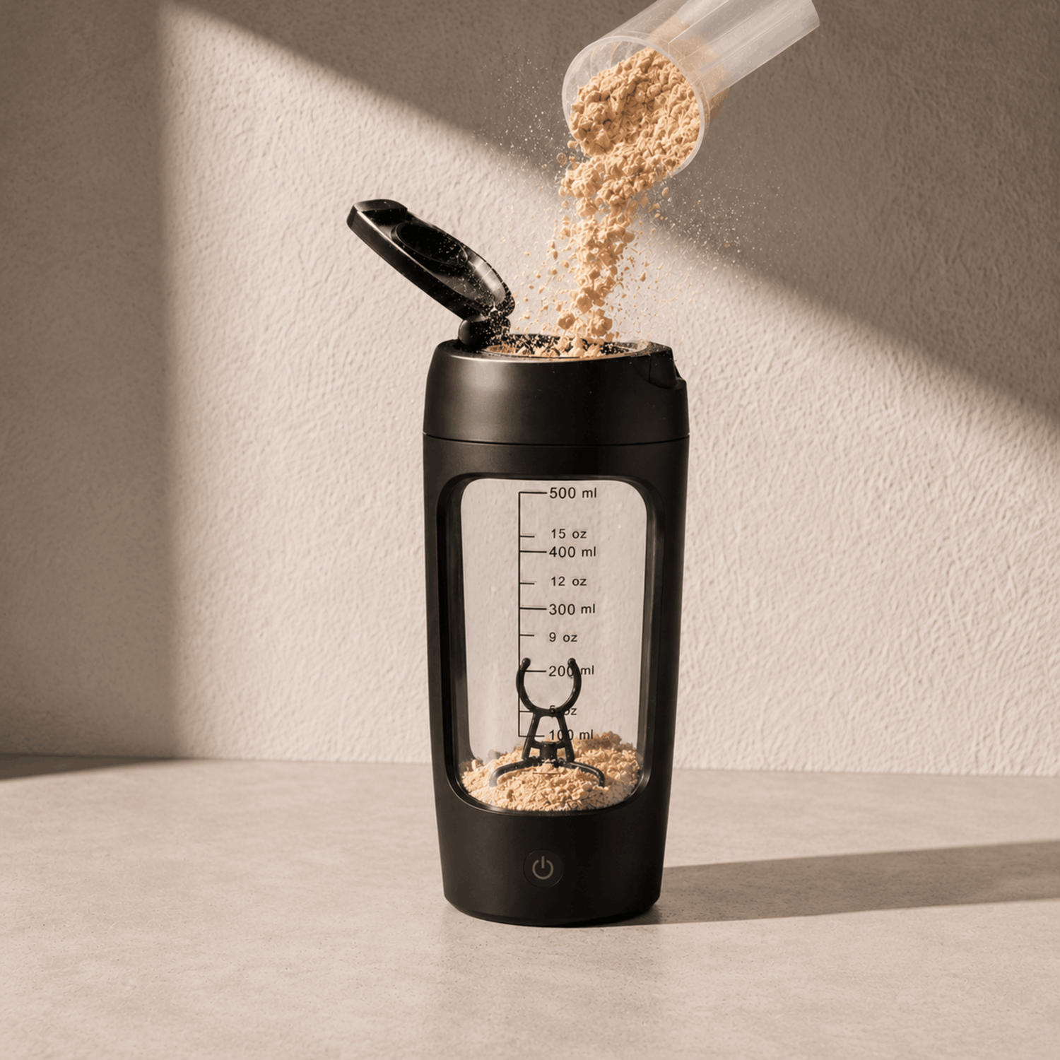 Proteine in polvere versate nello shaker automatico VOORTIQ PRO pronte per la miscelazione