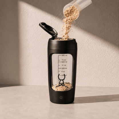 Proteine in polvere versate nello shaker automatico VOORTIQ PRO pronte per la miscelazione